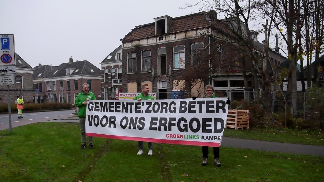 Spandoek bij villa aan Boven Havenstraat