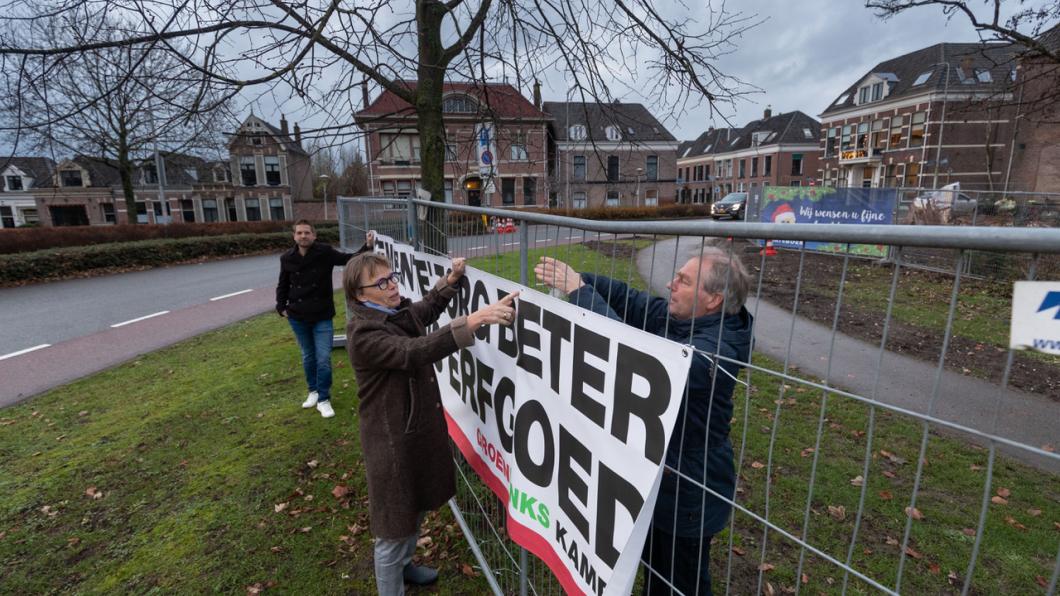 Nieke Jansen, Niels Jeurink en Edwin Burgman hangen opnieuw een banner op bij de Boven Havenstraat.