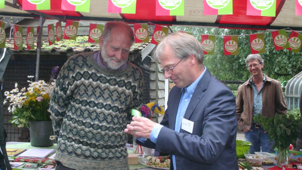 Matthijs Bakker ontvangt het Groene Lintje 2015 uit handen van raadslid Niels Jeurink van GroenLinks.