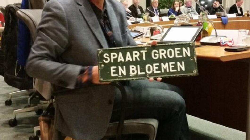 Niels Jeurink met bordje 'spaart groen en bloemen'2.jpg