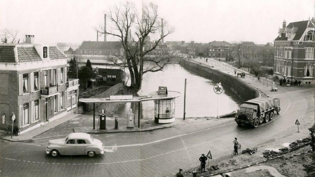 De villa (links) in de Bovenhavenstraat in betere tijden, rond het jaar 1950. (foto.serc.nl) De villa (links) in de Bovenhavenstraat in betere tijden, rond het jaar 1950. (foto.serc.nl)
