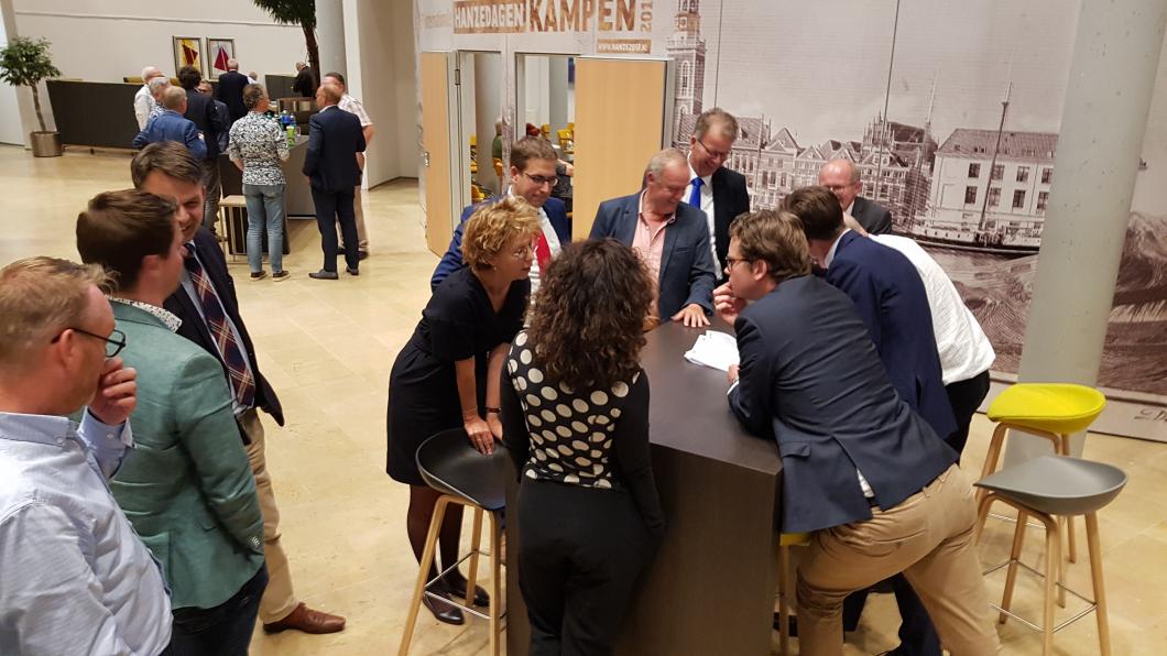 Wethouder Irma van der Sloot in onderhandeling. Wethouder Irma van der Sloot in onderhandeling.
