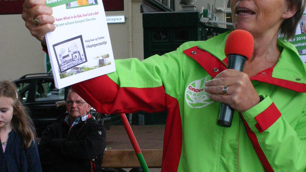 Nieke Jansen met de oorkonde van het Groene Lintje voor winnaar Renée Bouwman. 