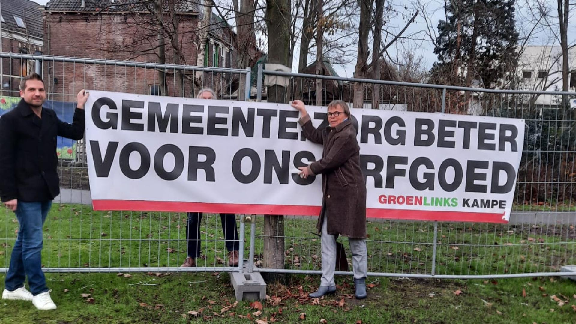 Nieuwe banner voor behoud erfgoed, nadat eerste is gestolen aan Boven Havenstraat.