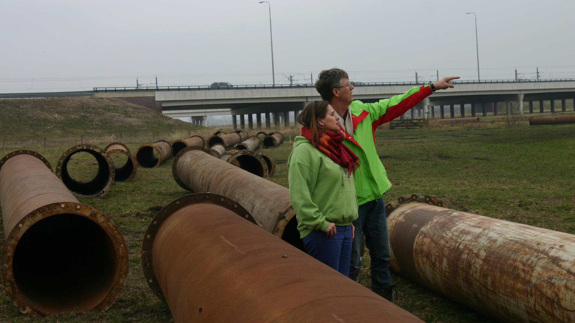 Janet Duursma en Bart Zeven bekijken het gebied rond de Zwartendijk en de geplande bypass.