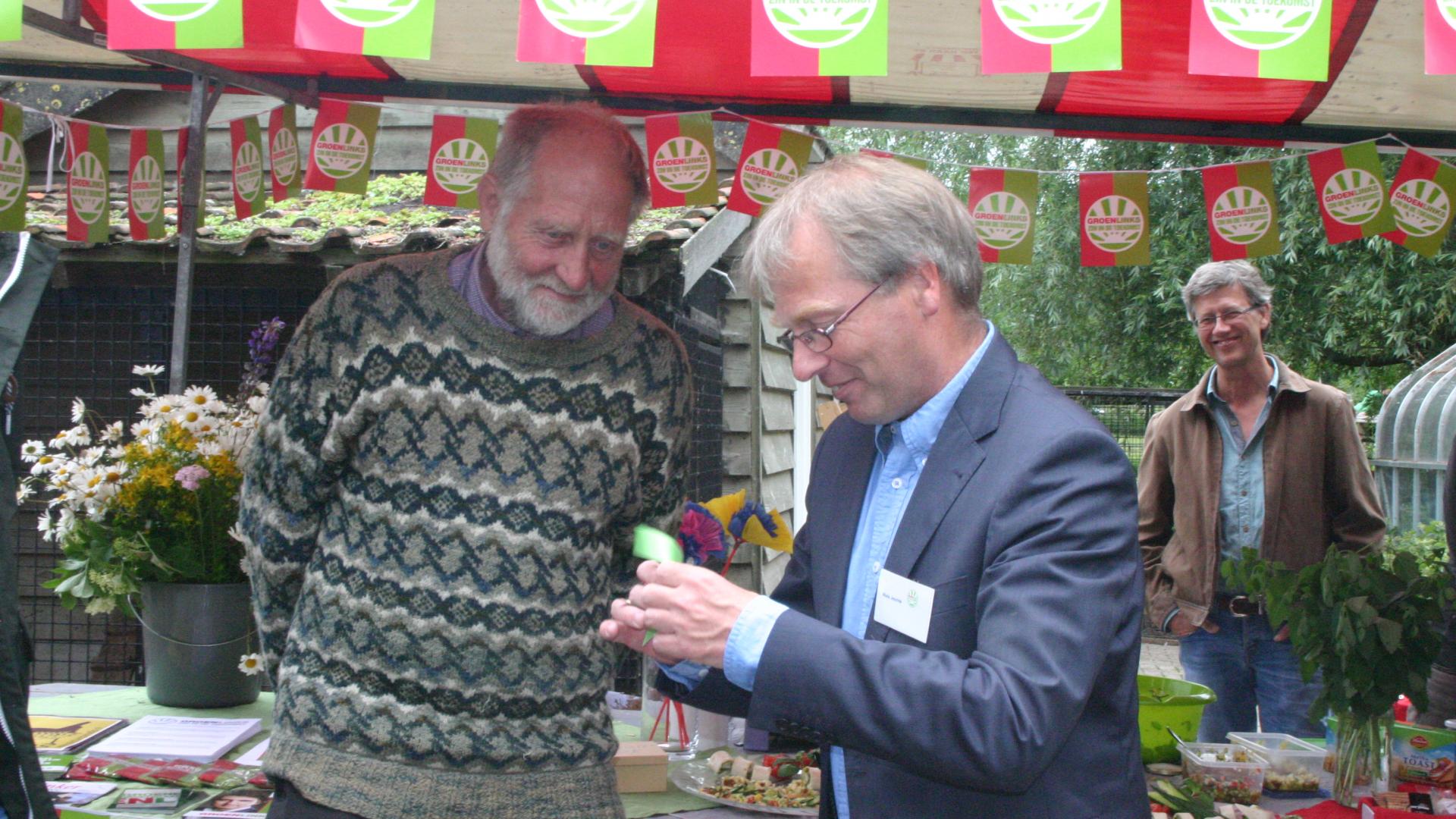 Matthijs Bakker ontvangt het Groene Lintje 2015 uit handen van raadslid Niels Jeurink van GroenLinks.