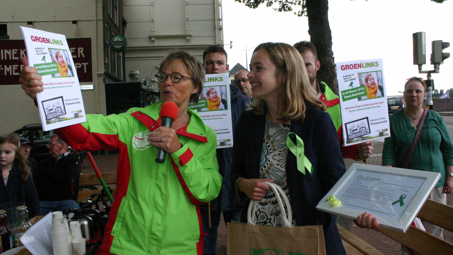 Nieke Jansen met de oorkonde van het Groene Lintje voor winnaar Renée Bouwman. 