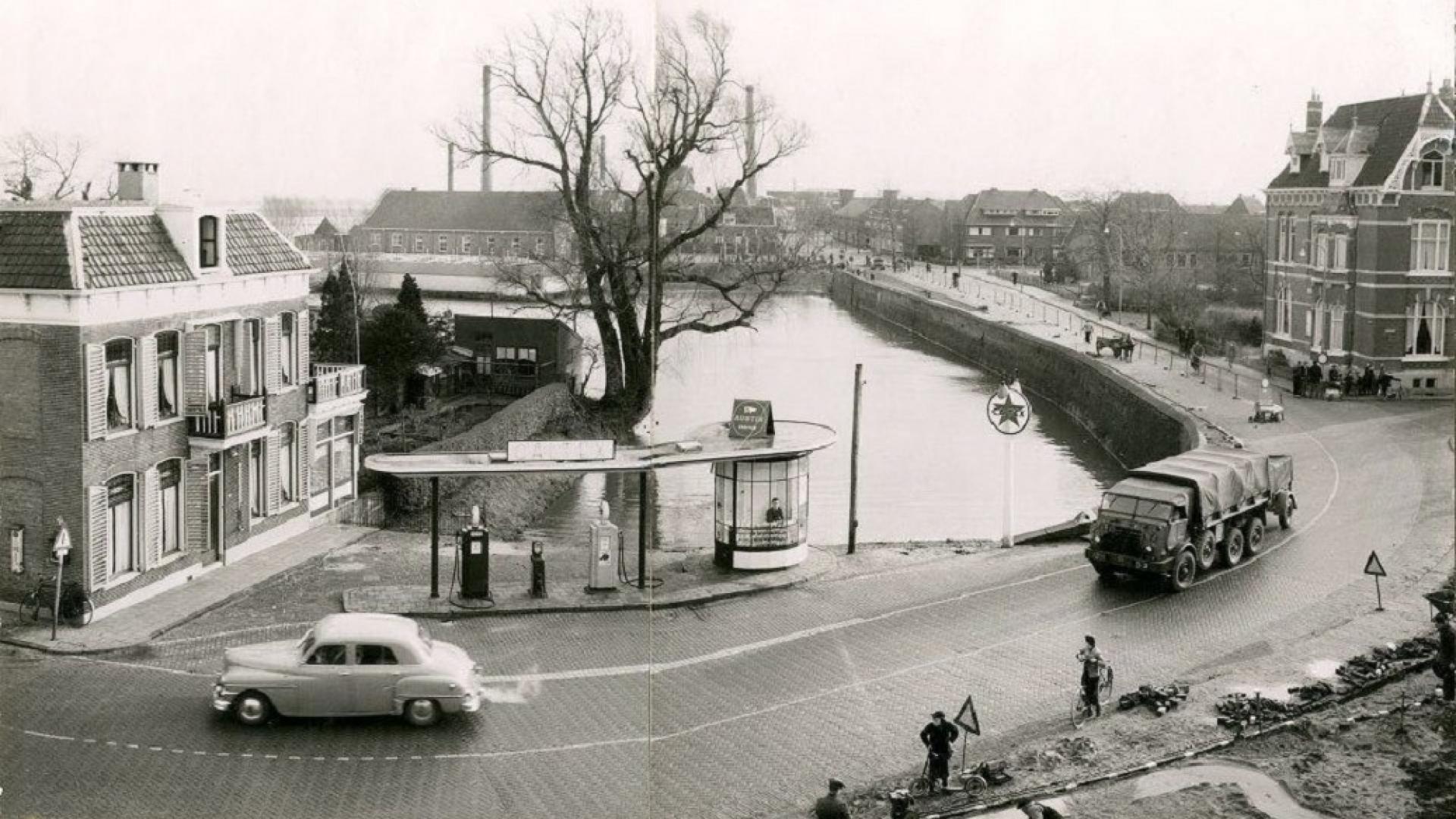 De villa (links) in de Bovenhavenstraat in betere tijden, rond het jaar 1950. (foto.serc.nl)